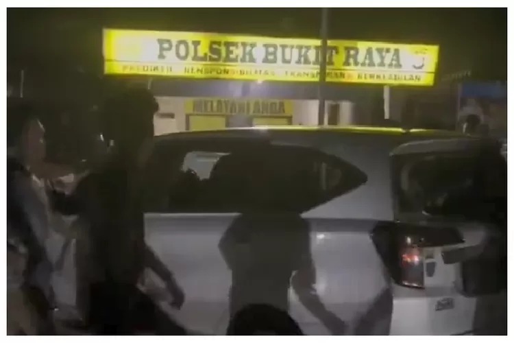 Detik-Detik Wanita Dihajar Debt Collector di Halaman Polsek Bukit Raya, Ini Kata Kapolda Riau